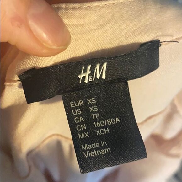 H&M Light Pink 3/4 Sleeves V Neck Button Top - Picture 2 of 8